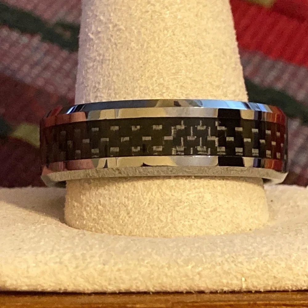 NWOT men’s King Will tungsten carbon “gentlemen” beveled edge band ring